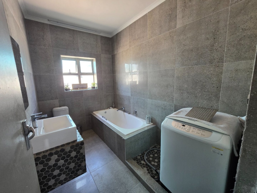 4 Bedroom Property for Sale in Wavecrest Western Cape